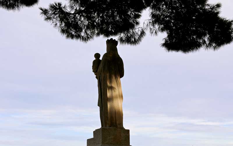 statue vierge à l'enfant vers l'horizon dans les hauteurs de cannes