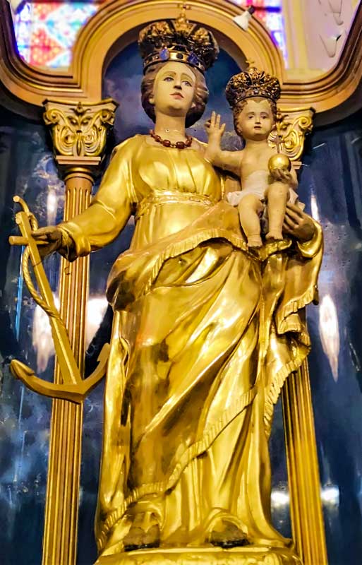 statue de la vierge dans l'église notre dame d'espérance à cannes